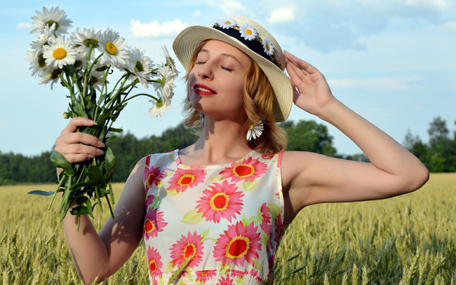 Обои картинки фото девушки, - блондинки,  светловолосые, поле, блондинка, шляпка, букет, ромашки, victoria, borodinova