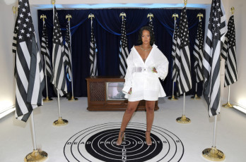 Картинка музыка rihanna певица платье флаги мишень