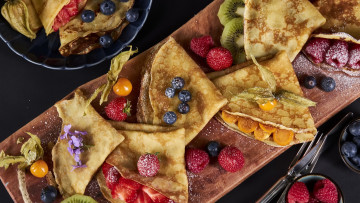 Картинка еда блины +оладьи клубника черника киви начинки ягодные