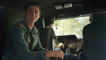 Картинка hunters+ сериал+2020 кино+фильмы +2020+–+ охотники сериал драма logan lerman криминал детектив два сезона