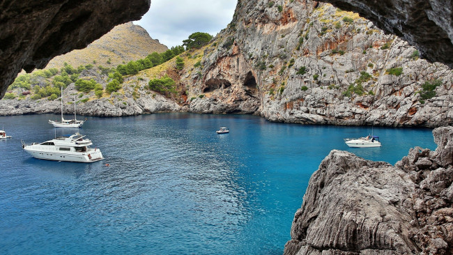 Обои картинки фото корабли, разные вместе, бухта, скалы, яхты