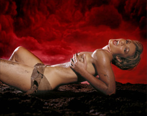 Картинка девушки nell+mcandrew блондинка юбка грязь облака красные