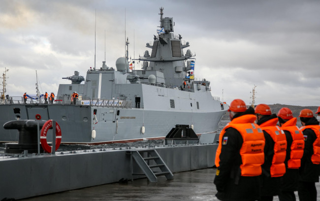 Обои картинки фото корабли, фрегаты,  корветы, прибытие, фрегат, проекта, 22350, адмирал, флота, касатонов, порт, cевероморска, автoр, павeл, львoв