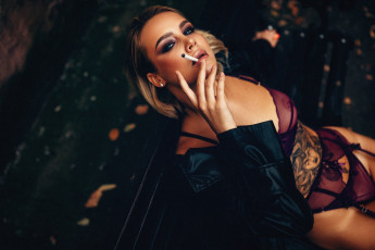 Картинка сексуальная+девушка девушки -+брюнетки +шатенки девушка женщина шатенка темноволосая сексуальная модель звезда позирует попа грудь ножки разная обувь верхняя стильная одежда нижнее эротическое бельё трусы лифчик колготки чулки аксессуары макияж и множество элементов на фотографии