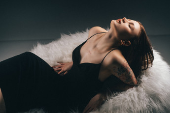 Картинка сексуальная+девушка девушки -+брюнетки +шатенки девушка женщина шатенка темноволосая сексуальная модель звезда позирует разная обувь верхняя стильная одежда нижнее эротическое бельё трусы лифчик колготки чулки аксессуары макияж и множество элементов на фотографии