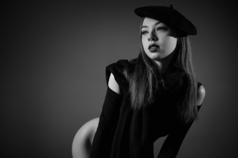 Картинка сексуальная+девушка девушки -+черно-белые девушка женщина шатенка темноволосая сексуальная модель звезда позирует попа грудь ножки разная обувь верхняя стильная одежда нижнее эротическое бельё трусы лифчик колготки чулки аксессуары макияж и множество элементов на фотографии