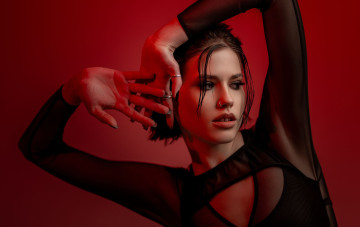 Картинка сексуальная+девушка девушки -+лица +портреты девушка женщина брюнетка темноволосая сексуальная модель звезда позирует разная обувь верхняя стильная одежда нижнее эротическое бельё трусы лифчик колготки чулки аксессуары макияж и множество элементов на фотографии