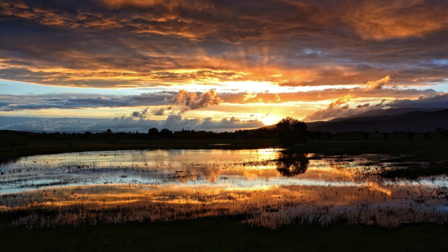 Обои картинки фото природа, реки, озера, небо, тучи, закат, лучи, солнце, озеро