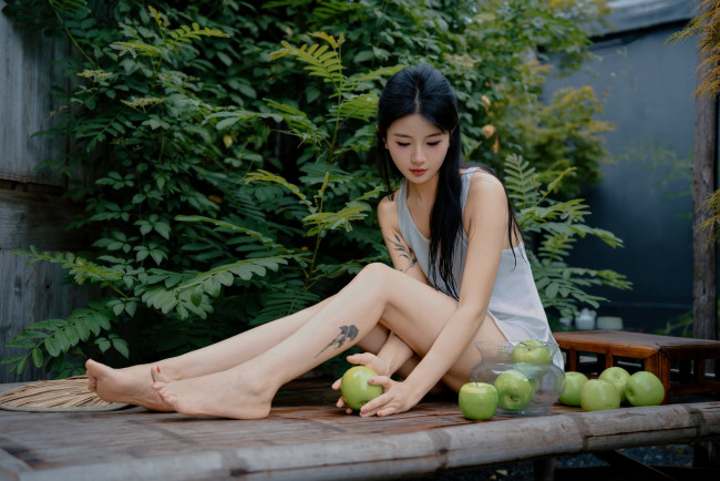 Обои картинки фото азиатская красота, девушки, - азиатки, девушка, женщина, брюнетка, темноволосая, сексуальная, модель, звезда, позирует, разная, обувь, верхняя, стильная, одежда, нижнее, эротическое, бельё, трусы, лифчик, колготки, чулки, аксессуары, макияж, и, множество, элементов, на, фотографии