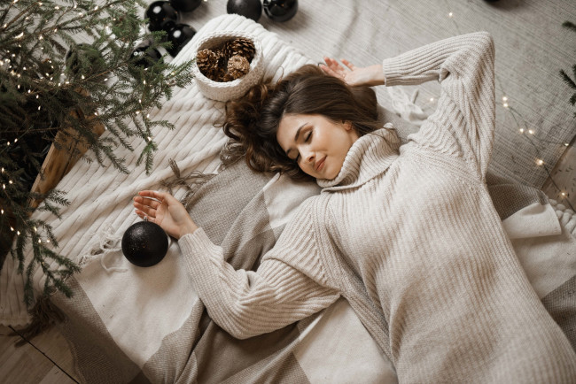 Обои картинки фото сексуальная девушка, девушки, - брюнетки,  шатенки, девушка, женщина, брюнетка, темноволосая, сексуальная, модель, звезда, позирует, разная, обувь, верхняя, стильная, одежда, нижнее, эротическое, бельё, трусы, лифчик, колготки, чулки, аксессуары, макияж, и, множество, элементов, на, фотографии