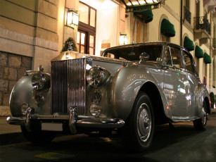 Картинка автомобили выставки уличные фото