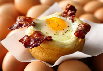 Картинка еда Яичные блюда желток бекон хлеб
