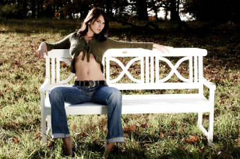 Картинка _Unsort+-НЕ+ВЫБИРАТЬ++ девушки  не выбирать девушка скамейка джинсы