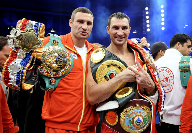 Обои картинки фото виталий, владимир, кличко, спорт, бокс, пояса, оксеры, чемпионы