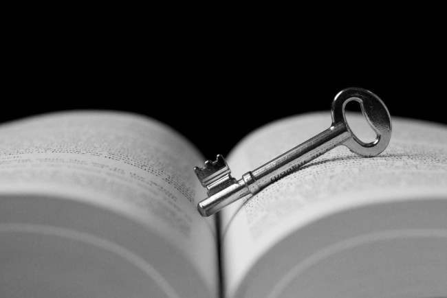 Обои картинки фото разное, ключи, замки, дверные, ручки, ключ, книга