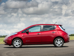Картинка автомобили nissan datsun 2013г uk-spec leaf красный
