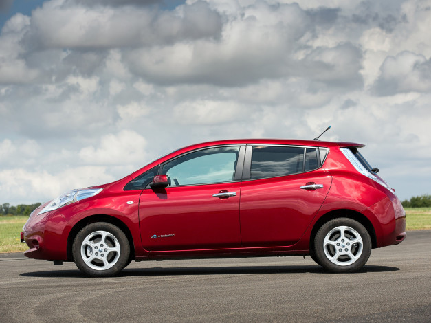 Обои картинки фото автомобили, nissan, datsun, 2013г, uk-spec, leaf, красный