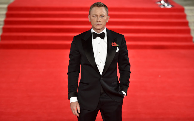 Обои картинки фото мужчины, daniel craig, красная, лестница, бабочка, бутоньерка, смокинг