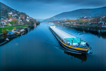 Картинка корабли баржи река город