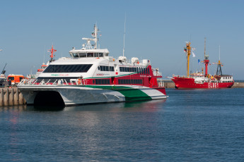 Картинка корабли разные+вместе причал