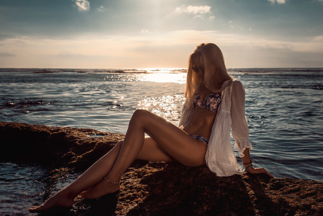 Обои картинки фото девушки, -unsort , блондинки,  светловолосые, море, очки