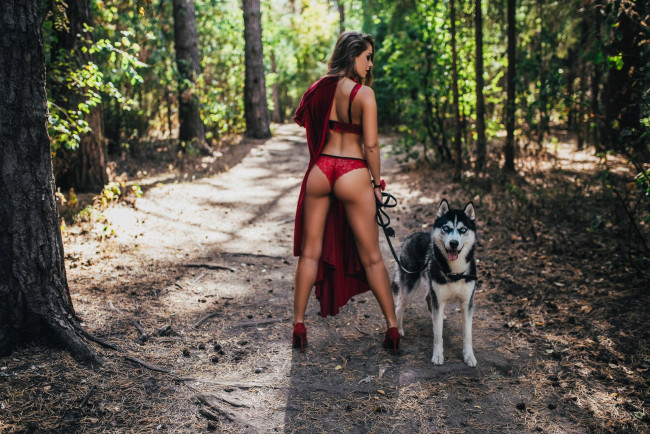 Обои картинки фото девушки, -unsort , брюнетки, темноволосые, собака, лес, белье, попка