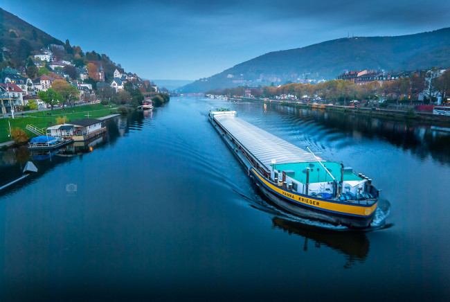 Обои картинки фото корабли, баржи, река, город