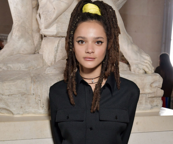 Обои картинки фото sasha lane, девушки, -unsort , брюнетки, темноволосые, шатенка, дреды, рубашка, статуя