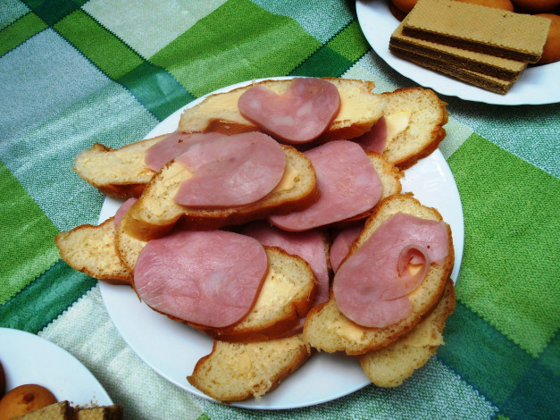 Обои картинки фото еда, бутерброды,  гамбургеры,  канапе, колбаса, хлеб, сыр