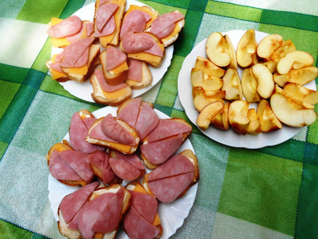 Обои картинки фото еда, бутерброды,  гамбургеры,  канапе, колбаса, сыр, яблоки, хлеб