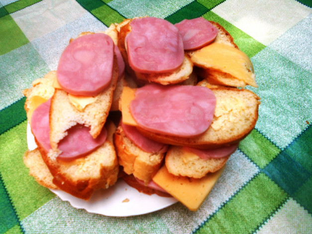 Обои картинки фото еда, бутерброды,  гамбургеры,  канапе, сыр, хлеб, колбаса