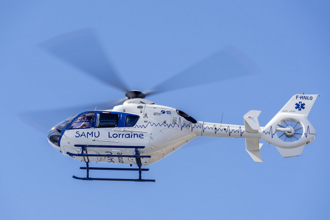Обои картинки фото eurocopter ec-135, авиация, вертолёты, вертушка