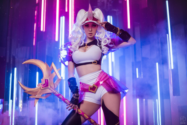 Обои картинки фото kate smirnova, девушки, -unsort , блондинки,  светловолосые, kate, smirnova, косплей, сорака, блондинка, костюм, посох