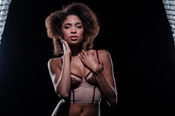 Картинка luna+corazon девушки luna corazon девушка мулатка чернокожая темнокожая брюнетка макияж взгляд секси сексуальная поза флирт стройная