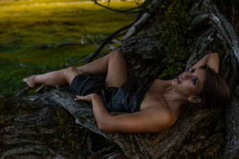 Картинка девушки -+брюнетки +шатенки шатенка дерево