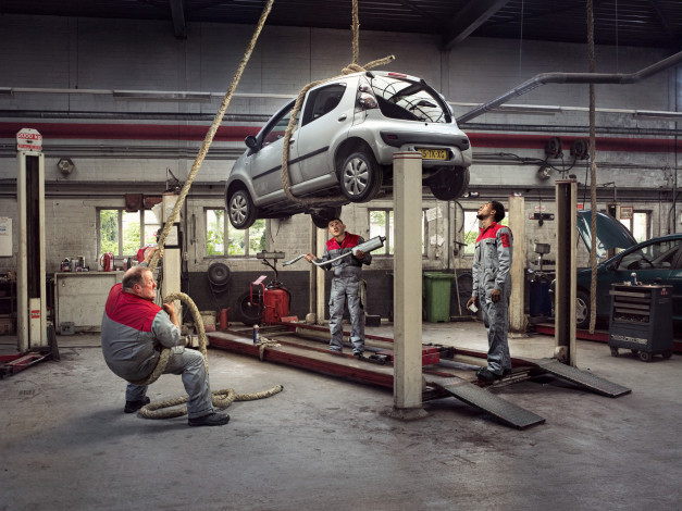 Обои картинки фото юмор и приколы, сто, работники, машина, канат