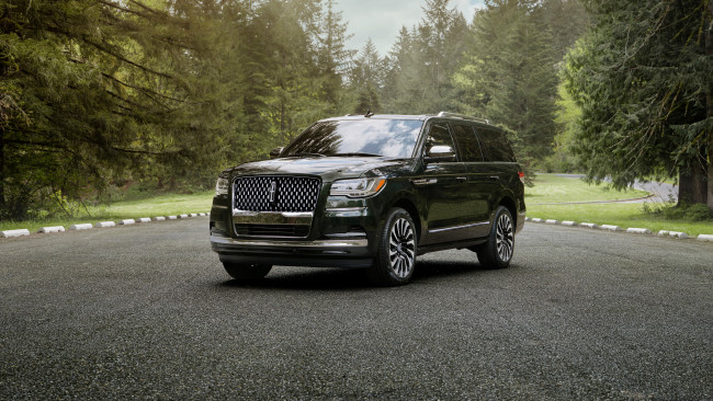Обои картинки фото автомобили, lincoln, парк, 2022, navigator, black, label, джип, линкольн, черный, навигатор