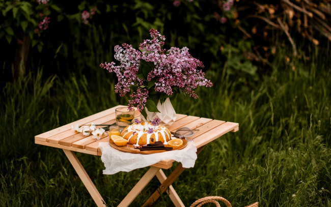 Обои картинки фото еда, пироги, сирень, пирог, компот