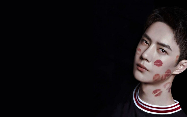 Обои картинки фото мужчины, wang yi bo, лицо, поцелуи, помада