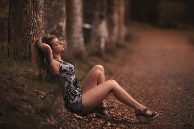 Обои картинки фото девушки, - брюнетки,  шатенки, шатенка, платье, лес, дорожка, осень