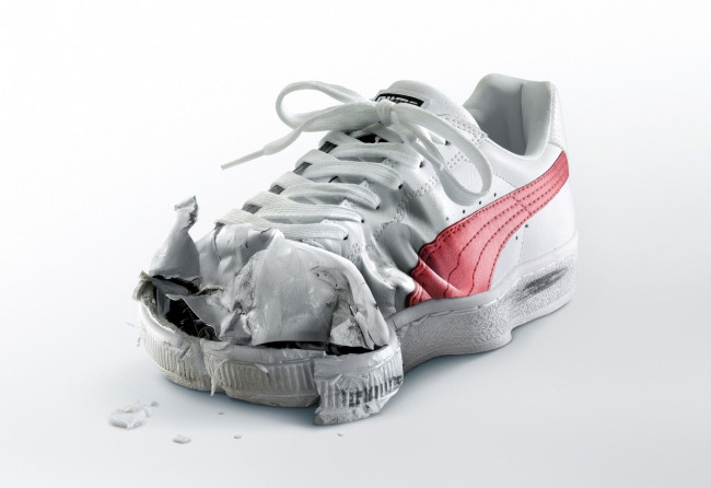 Обои картинки фото разное, одежда,  обувь,  текстиль,  экипировка, кроссовок, дыра