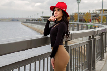 Картинка девушки -+брюнетки +шатенки река мост брюнетка брюки шляпа victoria baloyan