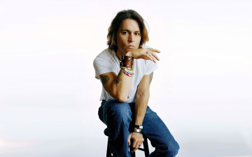 Картинка мужчины johnny+depp актер футболка джинсы табуретка