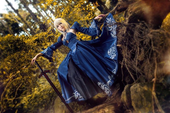 Обои картинки фото девушки, - креатив,  косплей, образ, косплей, наряд, костюм, меч, деревья, лес