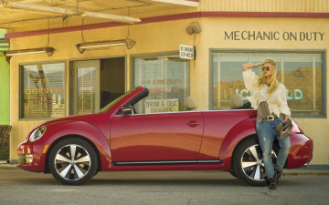 Картинка автомобили авто девушками фольксваген жук кабриолет красный вид сбоку девушка заправка окна фон