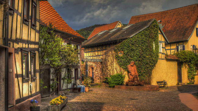 Обои картинки фото города, улицы, площади, набережные, дома, скульптура, двор