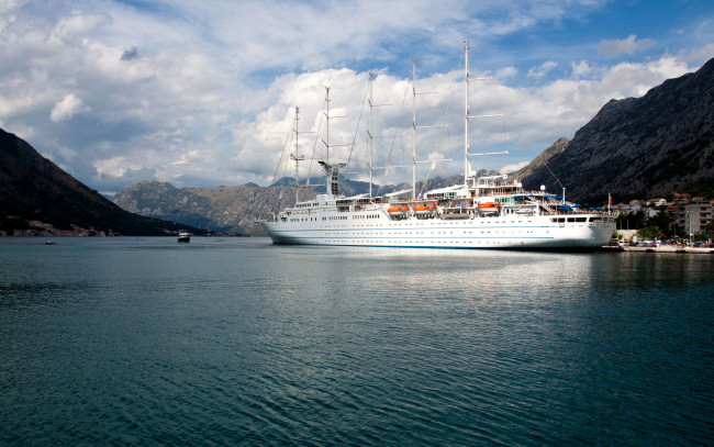 Обои картинки фото корабли, парусники, мачты, белый, горы, море