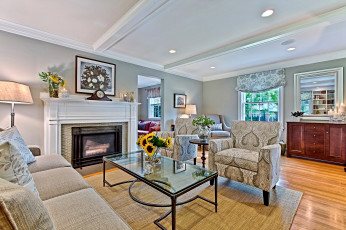 Картинка интерьер гостиная столик букет кресла камин