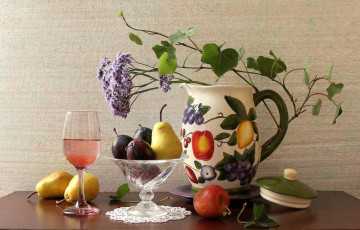 Картинка еда натюрморт бокал сливы яблоки груши кувшин