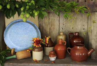 Картинка разное посуда +столовые+приборы +кухонная+утварь листья хмель графины